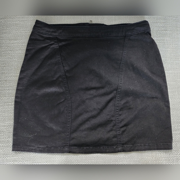 Divided Black Mini Skirt with Front Zipper and Zippered Pockets Size 8 - Picture 2 of 7